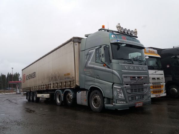Kuljetusliike Kungaksen Volvo FH500
Kuljetusliike Kungas Ky:n Volvo FH500 puoliperävaunuyhdistelmä. 
Avainsanat: Kungas Volvo FH500 ABC Hirvaskangas Schenker