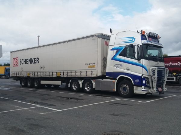 Kuljetusliike Kungaksen Volvo FH
Kuljetusliike Kungas Ky:n Volvo FH puoliperävaunuyhdistelmä.
Avainsanat: Kungas FH ABC Hirvaskangas Schenker