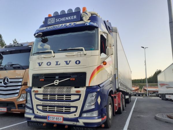 Kuljetusliike Kungaksen Volvo FH
Kuljetusliike Kungas Ky:n Volvo FH puoliperävaunuyhdistelmä.
Avainsanat: Kungas Volvo FH Shell Hirvaskangas