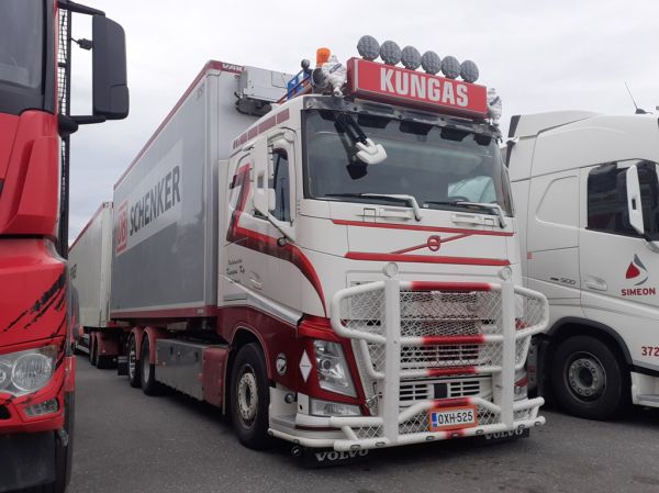 Kuljetusliike Kungaksen Volvo FH
Kuljetusliike Kungas Ky:n Volvo FH täysperävaunuyhdistelmä.
Avainsanat: Kungas Volvo FH ABC Hirvaskangas Schenker