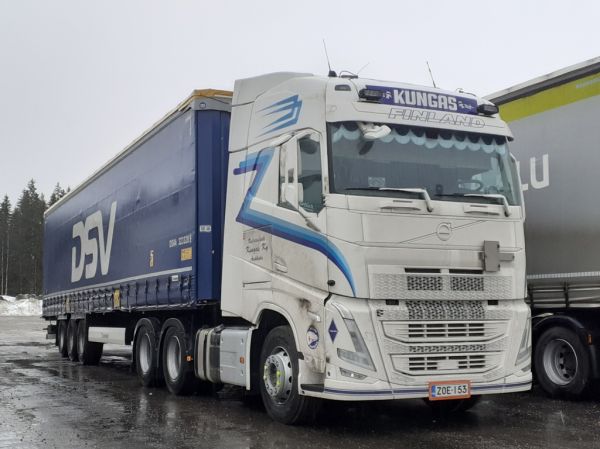 Kuljetusliike Kungaksen Volvo FH
Kuljetusliike Kungas Ky:n Volvo FH puoliperävaunuyhdistelmä.
Avainsanat: Kungas Volvo FH ABC Hirvaskangas DSV
