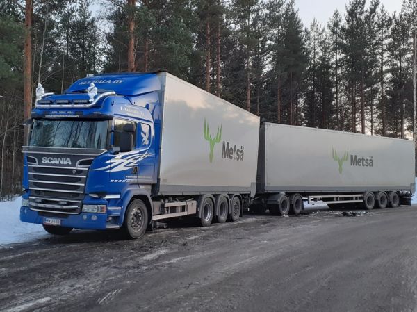 Kuljetusliike L Kulmalan Scania
Kuljetusliike L Kulmala Oy:n Scania hakeyhdistelmä.

Avainsanat: Kulmala Scania Shell Hirvaskangas Metsä