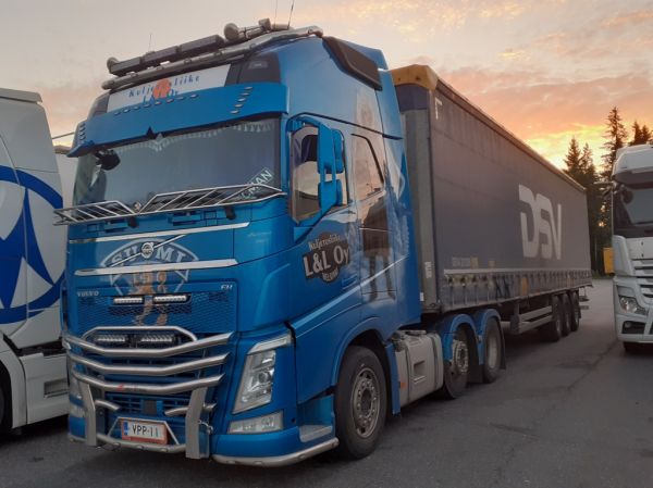 Kuljetusliike L&L:n Volvo FH
Kuljetusliike L&L Oy:n Volvo FH puoliperävaunuyhdistelmä.
Avainsanat: L&L Volvo FH Mannerheim Suomi-100 ABC Hirvaskangas Cman