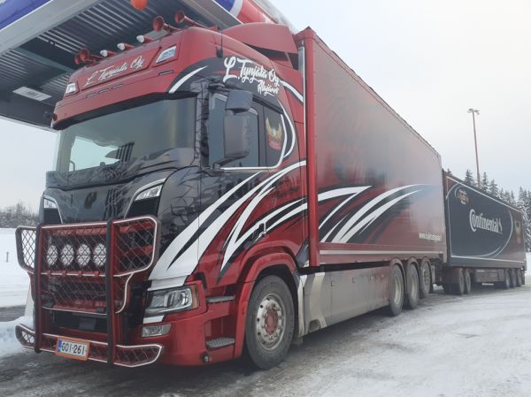 Kuljetusliike L Tynjälän Scania R650
Kuljetusliike L Tynjälä Oy:n Scania R650 hakeyhdistelmä.  Otettu käyttöön 10.2.2021.
Avainsanat: Tynjälä Scania R650 ABC Hirvaskangas