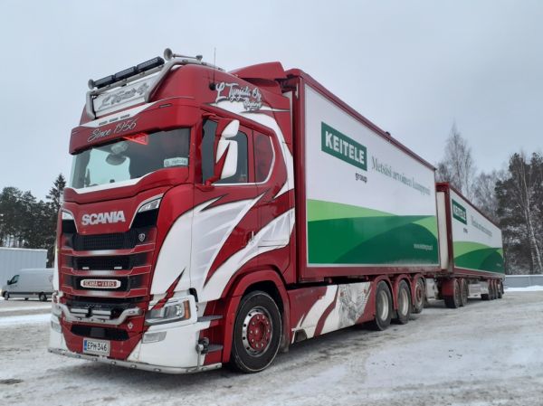 Kuljetusliike L Tynjälän Scania S650
Kuljetusliike L Tynjälä Oy:n Scania S650 hakeyhdistelmä.
Avainsanat: Tynjälä Scania S650 Keitele-Group Ristola