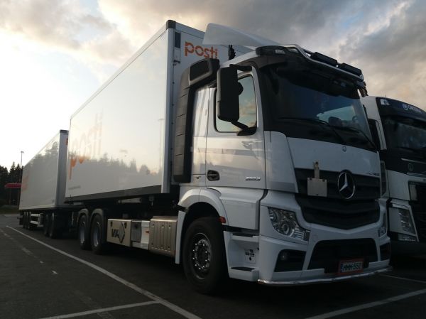 Kuljetusliike Linnasen MB 2653 Actros
Postin ajossa oleva Kuljetusliike Linnasen MB 2653 Actros täysperävaunuyhdistelmä.
Avainsanat: Posti Linnanen MB 2653 Actros ABC Hirvaskangas