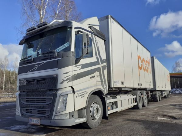 Kuljetusliike Linnasen Volvo FH500
Kuljetusliike Linnanen Oy:n Volvo FH500 täysperävaunuyhdistelmä.
Avainsanat: Linnanen Volvo FH500 Shell Hirvaskangas