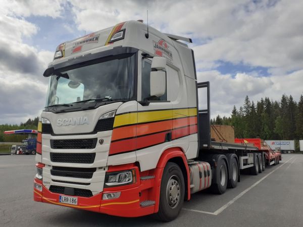 Kuljetusliike M Janhusen Scania 560R
Kuljetusliike M Janhunen Oy:n Scania 560R b-juna-

Avainsanat: Janhunen Scania 560R ABC Hirvaskangas B-juna