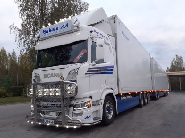Kuljetusliike M Mäkelän Scania R660
Kuljetusliike M Mäkelä Oy:n Scania R660 täysperävaunuyhdistelmä.
Avainsanat: M-Mäkelä Scania R660 ST1 Hirvaskangas Miika