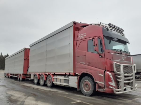 Kuljetusliike M Oikarin Volvo FH500
Kuljetusliike M Oikari Oy:n nosturilla varustettu Volvo FH500 täysperävaunuyhdistelmä.
Avainsanat: Oikari Volvo FH500 ABC Hirvaskangas