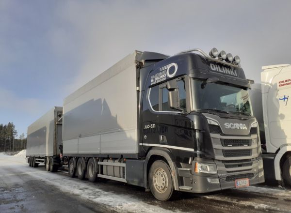 Kuljetusliike M Oilingin Scania R650
Kuljetusliike M Oilingin nosturilla varustettu Scania R650 täysperävaunuyhdistelmä.
Avainsanat: Oilinki Scania R650 ABC Hirvaskangas