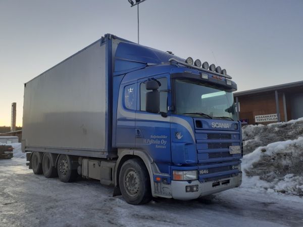 Kuljetusliike M Peltolan Scania 164G
Kuljetusliike M Peltola Oy:n Scania 164G hakeauto.
Avainsanat: Peltola Scania 164G Hirvaskangas