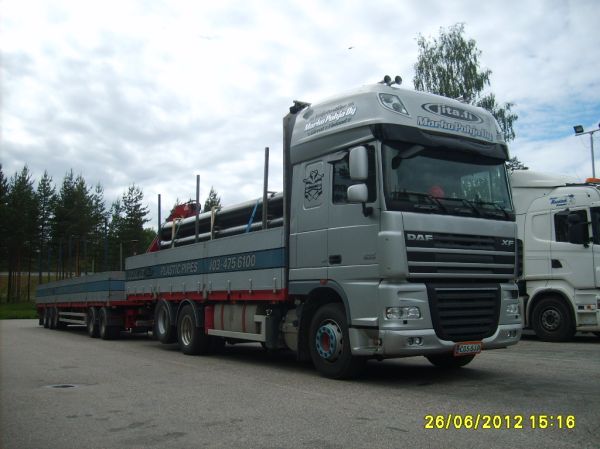 Kuljetusliike M Pohjan DAF XF 105.510
Kuljetusliike M Pohja Oy:n nosturilla varustettu DAF XF 105.510 täysperävaunuyhdistelmä.
Avainsanat: Pohja DAF XF 105.510 Jita Shell Hirvaskangas