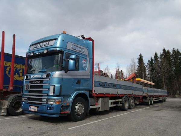 Kuljetusliike M Pohjan Scania 124
Kuljetusliike M Pohja Oy:n nosturilla varustettu Scania 124 täysperävaunuyhdistelmä.
Avainsanat: Pohja Scania 124 Jita Shell Hirvaskangas