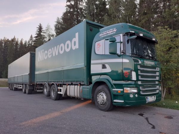 Kuljetusliike M Pohjan Scania R500
Kuljetusliike M Pohja Oy:n Scania R500 täysperävaunuyhdistelmä.
Avainsanat: Pohja Scania R500 ABC Hirvaskangas Nicewood