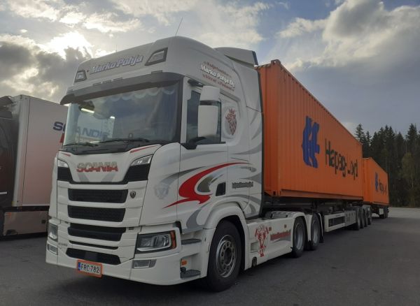 Kuljetusliike M Pohjan Scania R540
Kuljetusliike M Pohja Oy:n Scania R540 b-juna.
Avainsanat: Pohja Scania R540 ABC Hirvaskangas Hapag-Lloyd B-juna