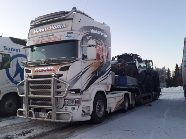 Kuljetusliike M Pohjan Scania R580
Kuljetusliike M Pohja Oy:n Scania R580 lavettiyhdistelmä.
Avainsanat: Pohja Scania R580 ABC Hirvaskangas