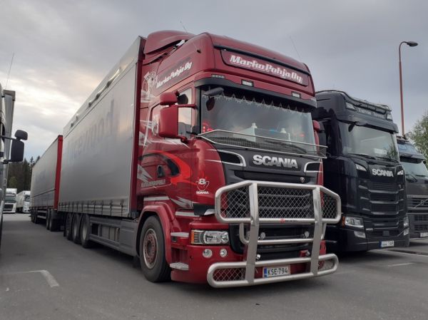 Kuljetusliike M Pohjan Scania R650
Kuljetusliike M Pohja Oy:n Scania R650 täysperävaunuyhdistelmä.
Avainsanat: Pohja Scania R650 ABC Hirvaskangas