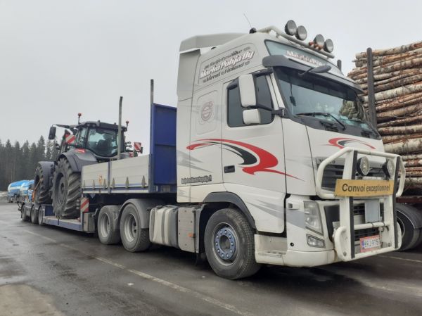 Kuljetusliike M Pohjan Volvo FH
Kuljetusliike M Pohja Oy:n Volvo FH puoliperävaunuyhdistelmä.
Keywords: Pohja Volvo FH ABC Hirvaskangas