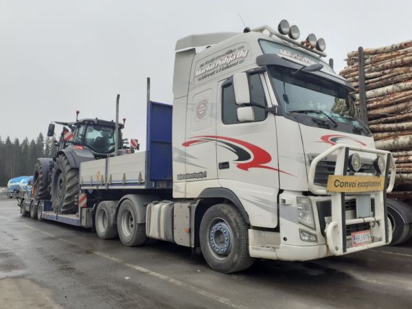 Kuljetusliike M Pohjan Volvo FH
Kuljetusliike M Pohja Oy:n Volvo FH puoliperävaunuyhdistelmä.
Avainsanat: Pohja Volvo FH ABC Hirvaskangas