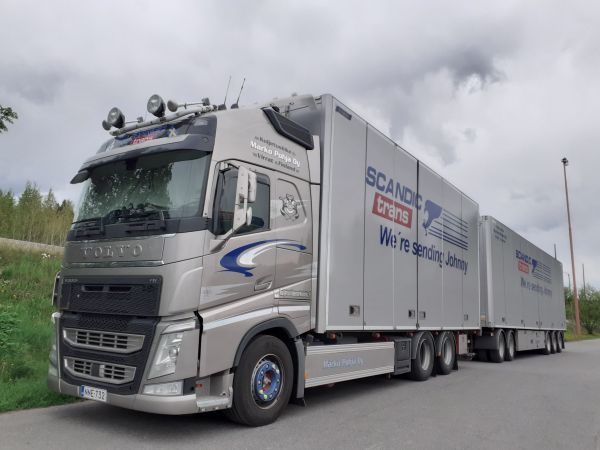 Kuljetusliike M Pohjan Volvo FH
Kuljetusliike M Pohja Oy:n Volvo FH täysperävaunuyhdistelmä.
Avainsanat: Scandic-Trans Pohja Volvo FH ABC Hirvaskangas