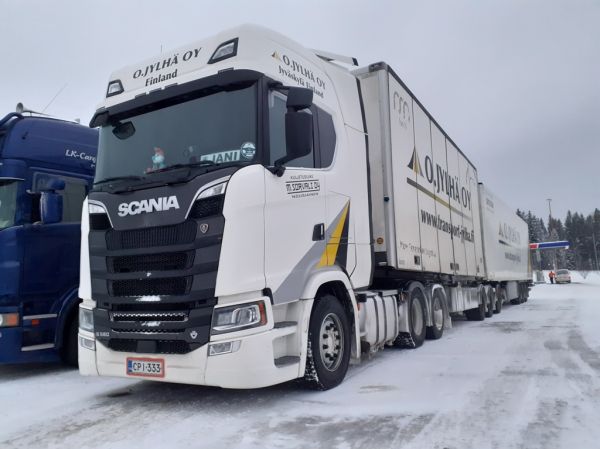 Kuljetusliike M Sorvalin Scania S580
O Jylhän ajossa oleva Kuljetusliike M Sorvali Oy:n Scania S580 b-juna. 
Avainsanat: Jylhä Sorvali Scania S580 B-juna ABC Hirvaskangas Jani