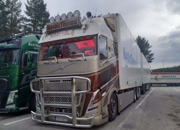 Kuljetusliike Määttälän Volvo FH
Kuljetusliike Määttälä Oy:n Volvo FH täysperävaunuyhdistelmä.
Avainsanat: Määttälä Volvo FH Shell Hirvaskangas Nordic-Thermo
