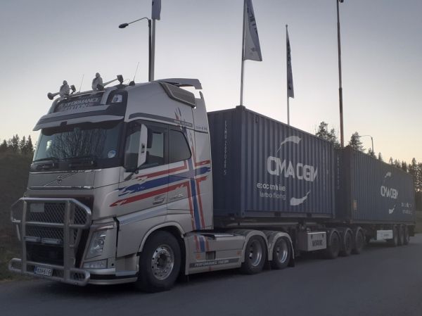 Kuljetusliike Morozin Volvo FH540
Kuljetusliike Moroz Oy:n Volvo FH540 "Performance Edition" b-juna.
Avainsanat: Moroz Volvo FH540 ABC Hirvaskangas B-Juna CMA CGM Performance Edition