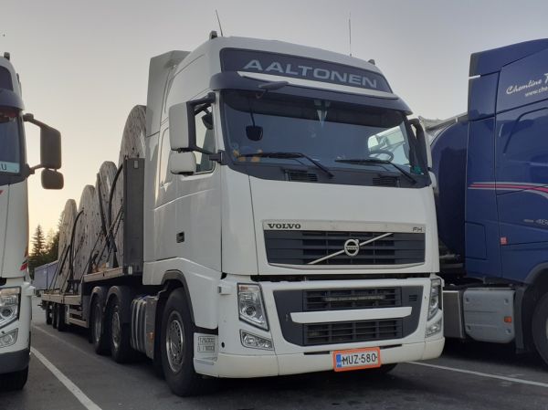 Kuljetusliike P Aaltosen Volvo FH
Kuljetusliike P Aaltosen Volvo FH puoliperävaunuyhdistelmä.
Avainsanat: Aaltonen Volvo FH ABC Hirvaskangas