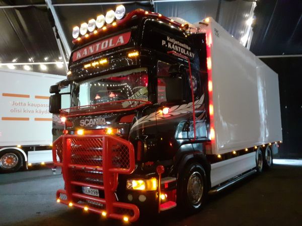 Kuljetusliike P Kantolan Scania R500
Kuljetusliike P Kantola Ky:n Scania R500 rahtiauto.
Avainsanat: Kantola Scania R500 Himos22 Taneli