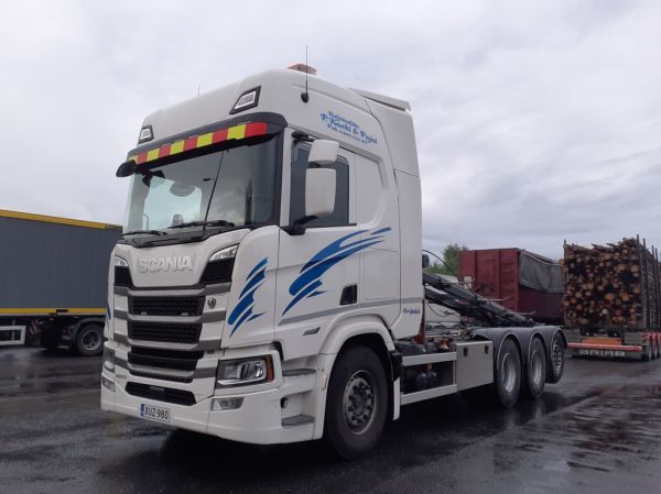 Kuljetusliike P Koski ja Pojat Scania 560R
Kuljetusliike P Koski ja Pojat Scania 560R vaihtolava-auto.
Avainsanat: Koski-Pojat Scania 560R ABC Hirvaskangas