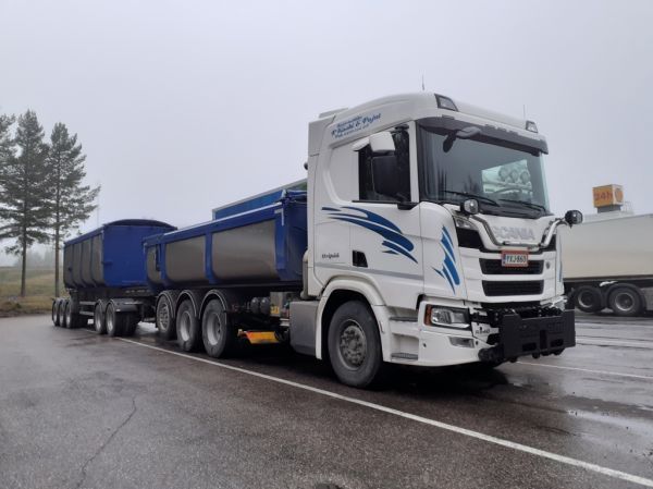 Kuljetusliike P Koski ja Pojat Scania R540
Kuljetusliike P Koski ja Pojat Scania R540 sorayhdistelmä.
Avainsanat: Koski-Pojat Scania R540 Shell Hirvaskangas