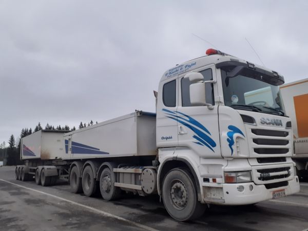 Kuljetusliike P Koski ja Pojat Scania R620
Kuljetusliike P Koski ja Pojat Scania R620 sorayhdistelmä.
Avainsanat: Koski-Pojat Scania R620 ABC Hirvaskangas Aleksi