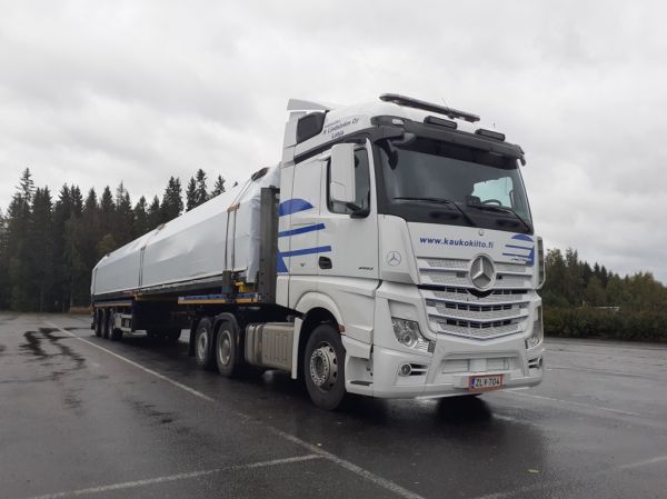 Kuljetusliike P Lindströmin MB 2553 Actros
Kuljetusliike P Lindström Oy:n MB 2553 Actros puoliperävaunuyhdistelmä.
Avainsanat: Lindström MB 2553 Actros ABC Hirvaskangas