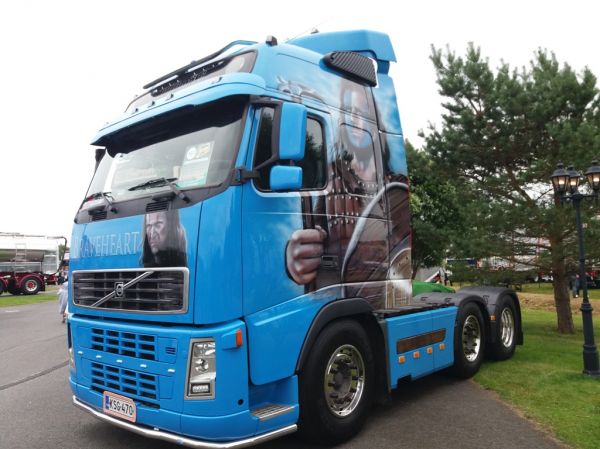 Kuljetusliike P Myllymäen Volvo FH12
Kuljetusliike P Myllymäen Volvo FH12 "Braveheart" rekkaveturi.
Avainsanat: Myllymäki Volvo FH12 Braveheart Alahärmä17