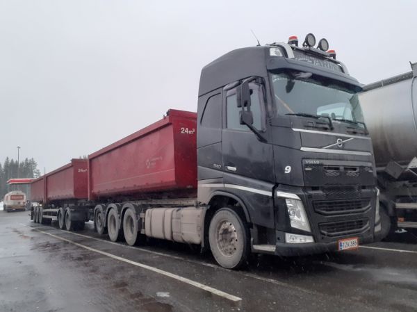 Kuljetusliike P Sarinin Volvo FH540
Kuljetusliike P Sarin Oy:n Volvo FH540 täysperävaunuyhdistelmä.
Avainsanat: Sarin Volvo FH540 ABC Hirvaskangas 9