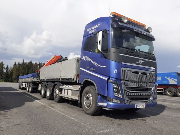 Kuljetusliike P Väinölän Volvo FH16
Kuljetusliike P Väinölä Oy:n nosturilla varustettu Volvo FH16 täysperävaunuyhdistelmä.
Avainsanat: Väinölä Volvo FH16 ABC Hirvaskangas 6