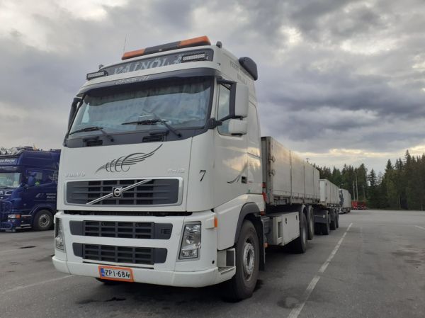 Kuljetusliike P Väinölän Volvo FH12
Kuljetusliike P Väinölä Oy:n Volvo FH12 täysperävaunuyhdistelmä.
Avainsanat: Väinölä Volvo FH12 ABC Hirvaskangas 7