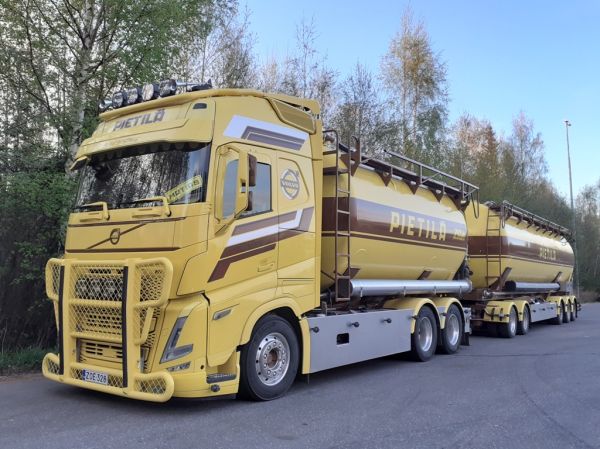Kuljetusliike Pietilän Volvo FH
Kuljetusliike Pietilä Oy:n Volvo FH säiliöyhdistelmä.
Avainsanat: Pietilä Volvo FH500 ABC Hirvaskangas Matias