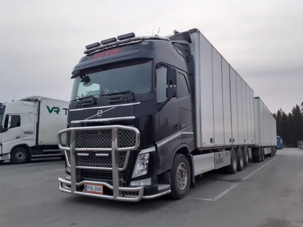 Kuljetusliike Pu-Vapin Volvo FH540 
Kuljetusliike Pu-Vap Oy:n Volvo FH540 täysperävaunuyhdistelmä. 
Avainsanat: Sipola Pu-Vap Volvo FH540 ABC Hirvaskangas