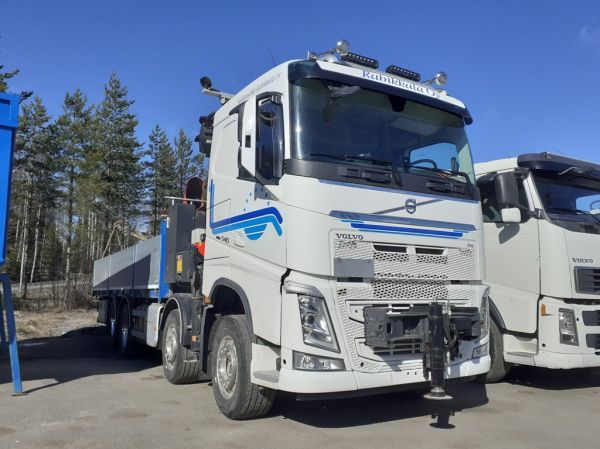 Kuljetusliike Rahikkalan Volvo FH540
Kuljetusliike Rahikkala Oy:n nosturilla varustettu Volvo FH540 kuorma-auto.
Avainsanat: Rahikkala Volvo FH540