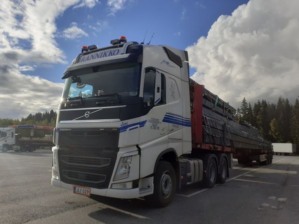 Kuljetusliike Rannikon Volvo FH540
Kuljetusliike Rannikko Oy:n Volvo FH540 puoliperävaunuyhdistelmä.
Avainsanat: Rannikko Volvo FH540 ABC Hirvaskangas