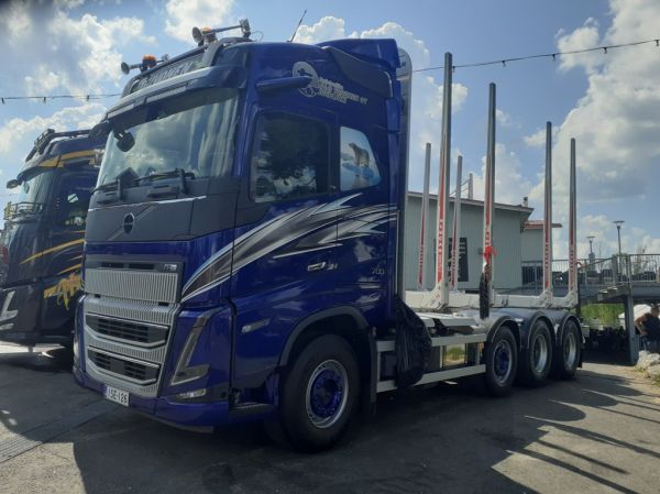 Kuljetusliike S&O Toivosen Volvo FH16
Kuljetusliike S&O Toivonen Ky:n Volvo FH16 puutavara-auto.
Avainsanat: Toivonen Volvo FH16 Himos25