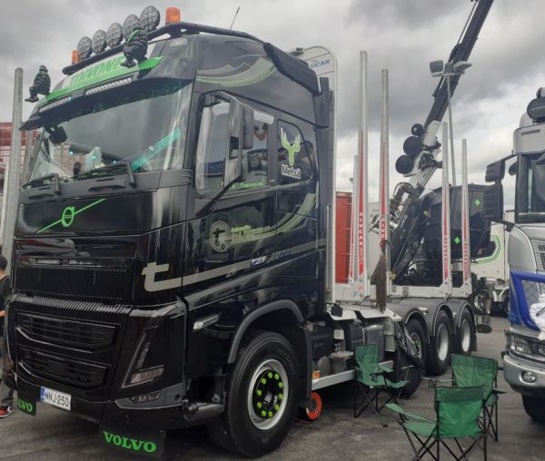 Kuljetusliike S&O Toivosen Volvo FH16
Kuljetusliike S&O Toivonen Ky:n Volvo FH16 puutavara-auto.
Avainsanat: Toivonen Volvo FH16 Himos26