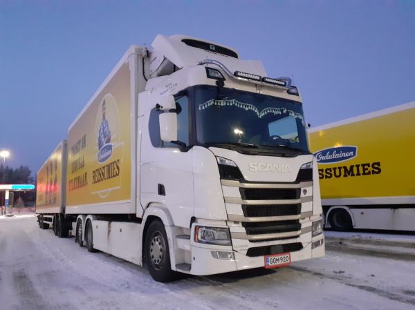 Kuljetus S&T Tannermäen Scania R500
Kuljetus S&T Tannermäki Oy:n Scania R500 täysperävaunuyhdistelmä.
Avainsanat: Tannermäki Scania R500 ABC Hirvaskangas Reissumies