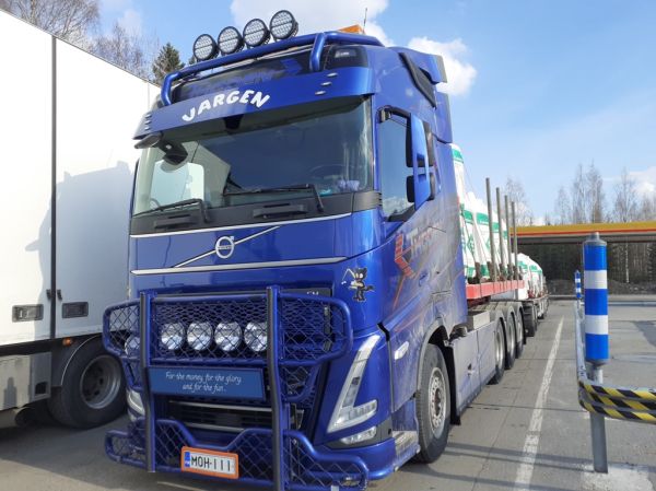 Kuljetusliike Thodenin Volvo FH540
Kuljetusliike Thodenin Volvo FH540 täysperävaunuyhdistelmä.
Avainsanat: Thoden Volvo FH540 Shell Hirvaskangas