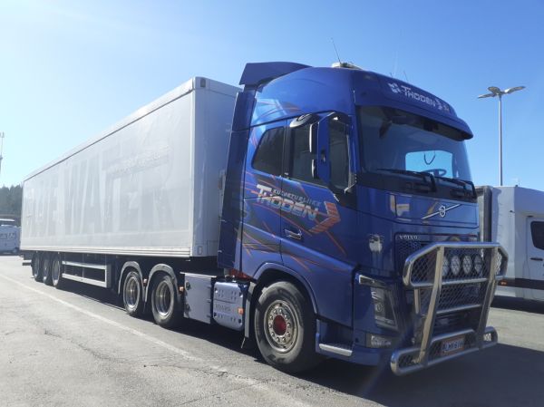 Kuljetusliike Thodenin Volvo FH
Kuljetusliike Thodenin Volvo FH puoliperävaunuyhdistelmä.
Avainsanat: Thoden Volvo FH ST1 Hirvaskangas