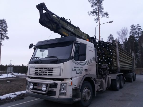 Kuljetusliike L.H Timosen Volvo FM440
Kuljetusliike L.H Timosen nosturilla varustettu Volvo FM440 puoliperävaunuyhdistelmä.
Avainsanat: Timonen Volvo FM440 Versowood 46
