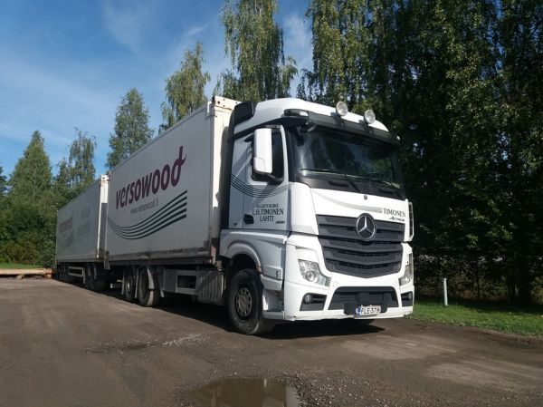 Kuljetusliike L.H Timosen MB 2551 Actros
Kuljetusliike L.H Timosen MB 2551 Actros täysperävaunuyhdistelmä.
Avainsanat: Timonen MB 2551 Actros 5 Versowood