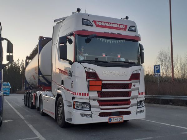 Kuljetusliike Törmäsen Scania R500
Kuljetusliike Törmänen Oy:n Scania R500 puoliperävaunuyhdistelmä.
Avainsanat: Törmänen Scania R500 ABC Hirvaskangas Raitalahti